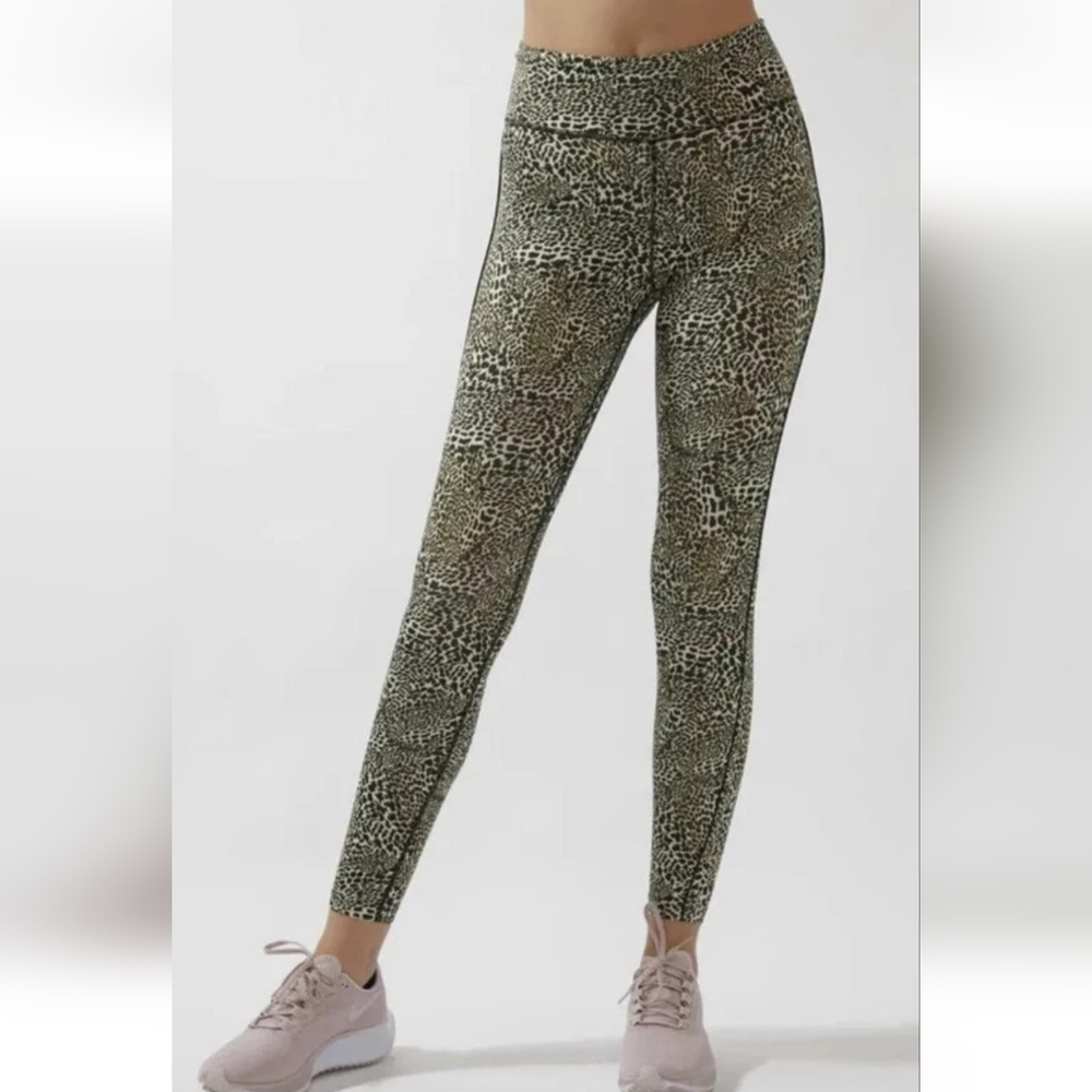 NIKE ONE TIGHT FIT LEOPARD PRINT 7/8 TRAINING TIGHTS
CK3072-010 
Size Small
